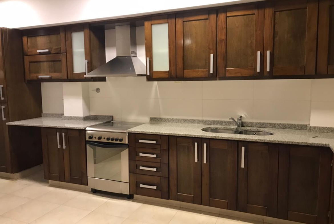 EXCELENTE PISO DE 4 AMBIENTES CON COCHERA EN LO MEJOR DE QUILMES CENTRO Ubicado en una de las zonas más residenciales y cotizadas de Quilmes Centro (9 de Julio al 170). Este exclusivo piso destaca por su excelente distribución, luminosidad y doble circulación, ideal para quienes buscan confort y funcionalidad. Distribución y Ambientes: Doble Ingreso: Entrada principal y entrada de servicio independiente. Sector Social: Amplio y cómodo living-comedor con gran entrada de luz natural. Cocina Comedor: Súper amplia, totalmente equipada, ideal para el día a día. Dormitorios: 3 cómodos dormitorios, todos equipados con sus respectivos placards. Baños: 1 Baño completo y 1 Toilette de recepción. Estacionamiento: Incluye cochera fija. Climatización y Servicios: Climatización: Equipos de aire acondicionado Frío/Calor instalados en todos los ambientes. Calefacción: Sistema por tiro balanceado. Agua Caliente: Termotanque de alta recuperación (garantiza excelente presión y caudal). Un piso de categoría, en estado impecable y en una ubicación estratégica a pasos de los mejores centros comerciales, gastronómicos y accesos de Quilmes. ¡Coordiná tu visita!