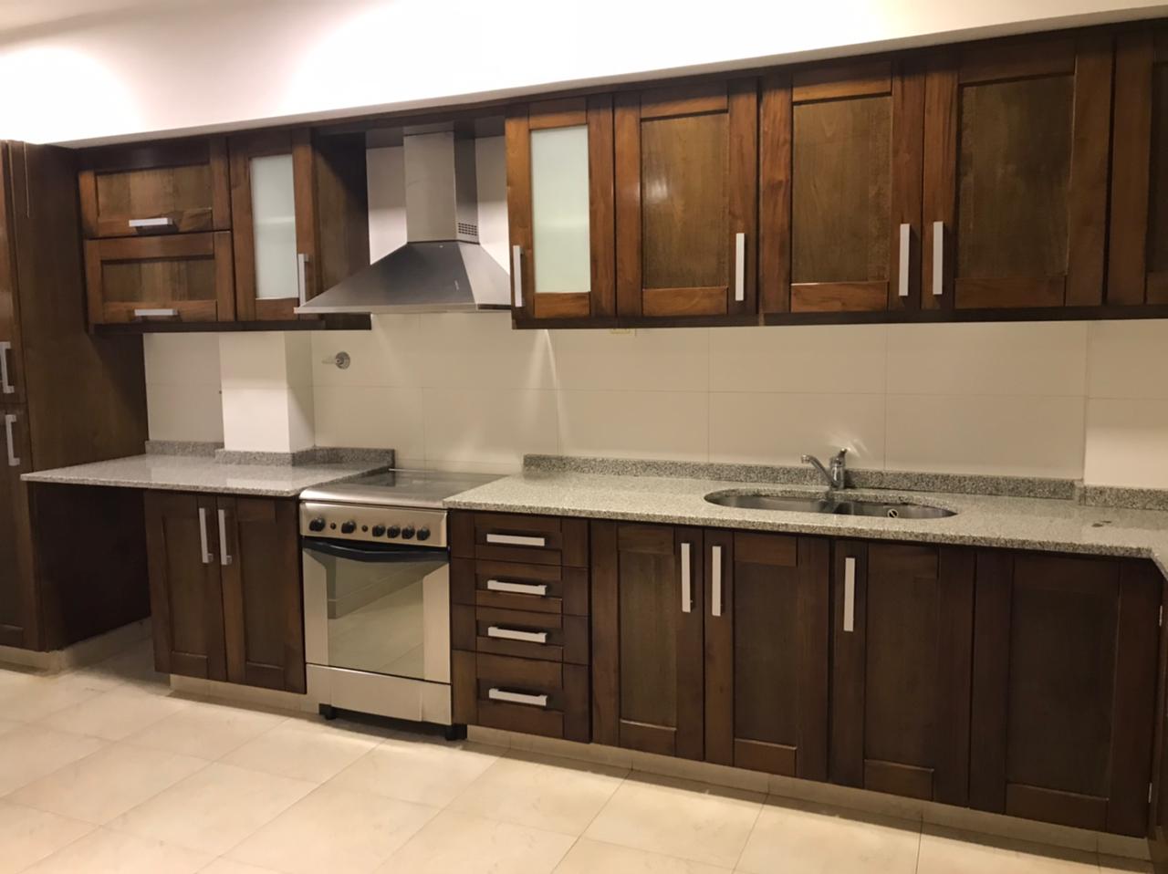 EXCELENTE PISO DE 4 AMBIENTES CON COCHERA EN LO MEJOR DE QUILMES CENTRO Ubicado en una de las zonas más residenciales y cotizadas de Quilmes Centro (9 de Julio al 170). Este exclusivo piso destaca por su excelente distribución, luminosidad y doble circulación, ideal para quienes buscan confort y funcionalidad. Distribución y Ambientes: Doble Ingreso: Entrada principal y entrada de servicio independiente. Sector Social: Amplio y cómodo living-comedor con gran entrada de luz natural. Cocina Comedor: Súper amplia, totalmente equipada, ideal para el día a día. Dormitorios: 3 cómodos dormitorios, todos equipados con sus respectivos placards. Baños: 1 Baño completo y 1 Toilette de recepción. Estacionamiento: Incluye cochera fija. Climatización y Servicios: Climatización: Equipos de aire acondicionado Frío/Calor instalados en todos los ambientes. Calefacción: Sistema por tiro balanceado. Agua Caliente: Termotanque de alta recuperación (garantiza excelente presión y caudal). Un piso de categoría, en estado impecable y en una ubicación estratégica a pasos de los mejores centros comerciales, gastronómicos y accesos de Quilmes. ¡Coordiná tu visita!